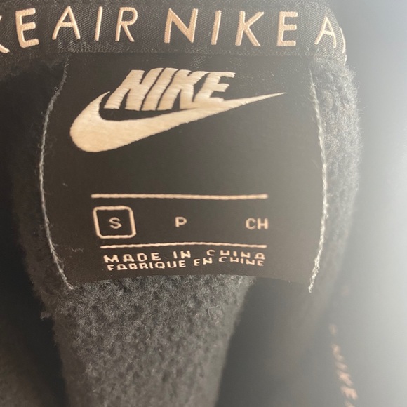 Small cropped Nike air shirt. Fits more like xs. - Picture 3 of 3